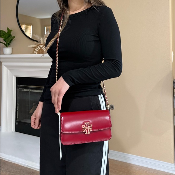 NWT. TORY BURCH BRITTEN SMOOTH CHAIN
WALLET W. WRISTLET CROSSBODY BARTLETT RED - Picture 15 of 15